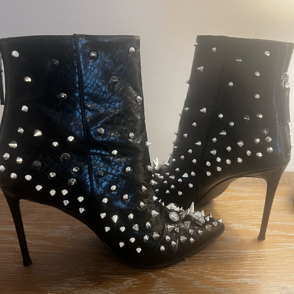 Steve Madden Viceroy Studded Bootie in Black